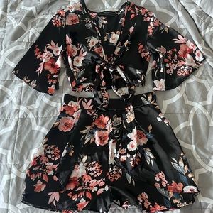 Akira silky floral set